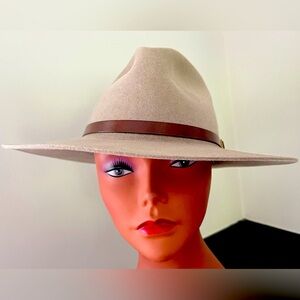 Western Hat. Light Cream Color. Size 7 1/8. 5X Fur Felt. Excellent Condition.